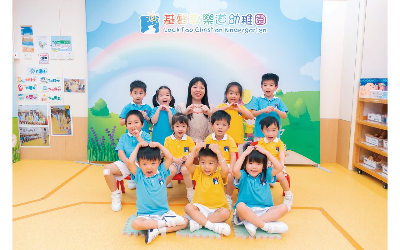 Students with excellent character become the light of education