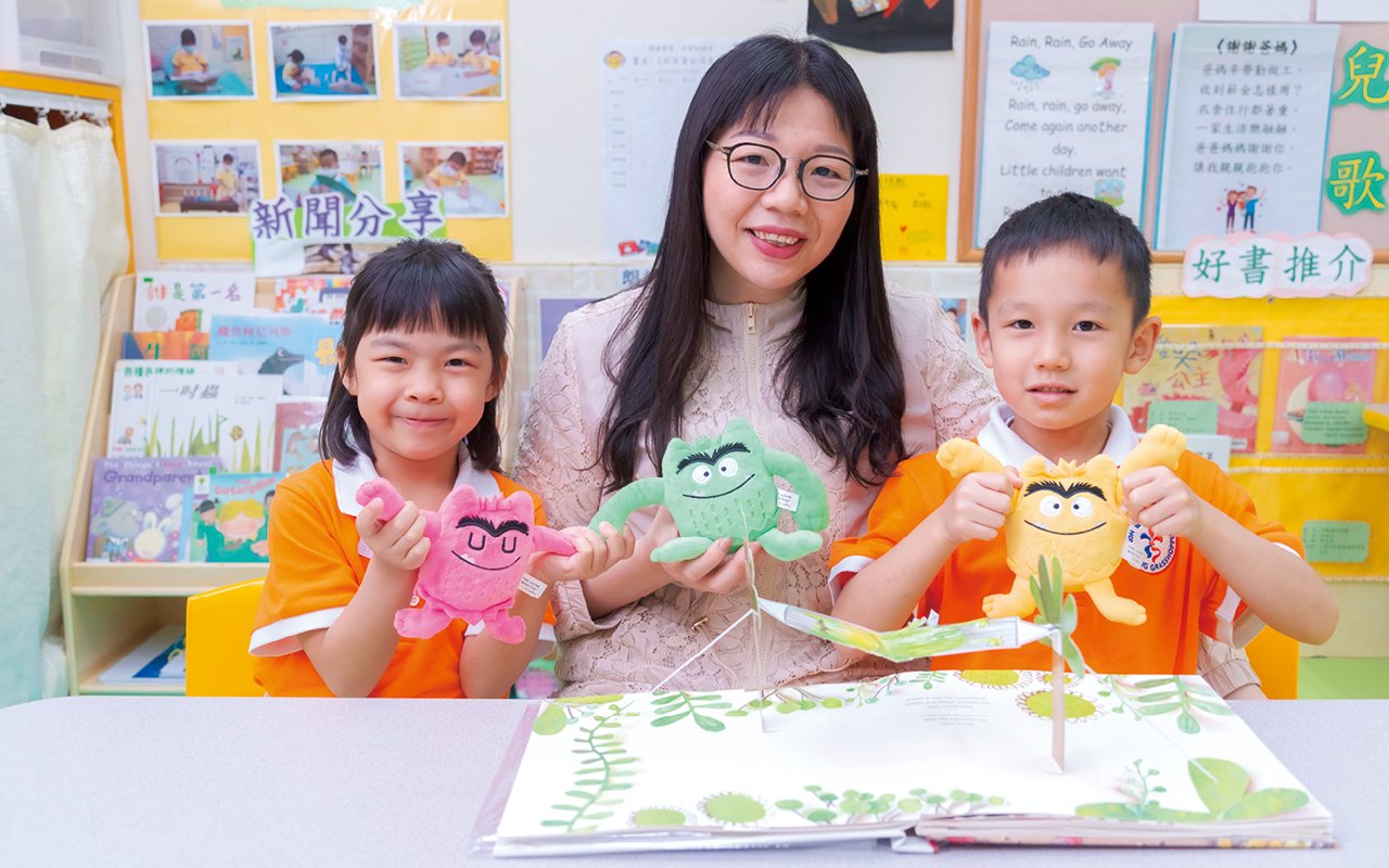 Classmates bring their beloved puppets back to school