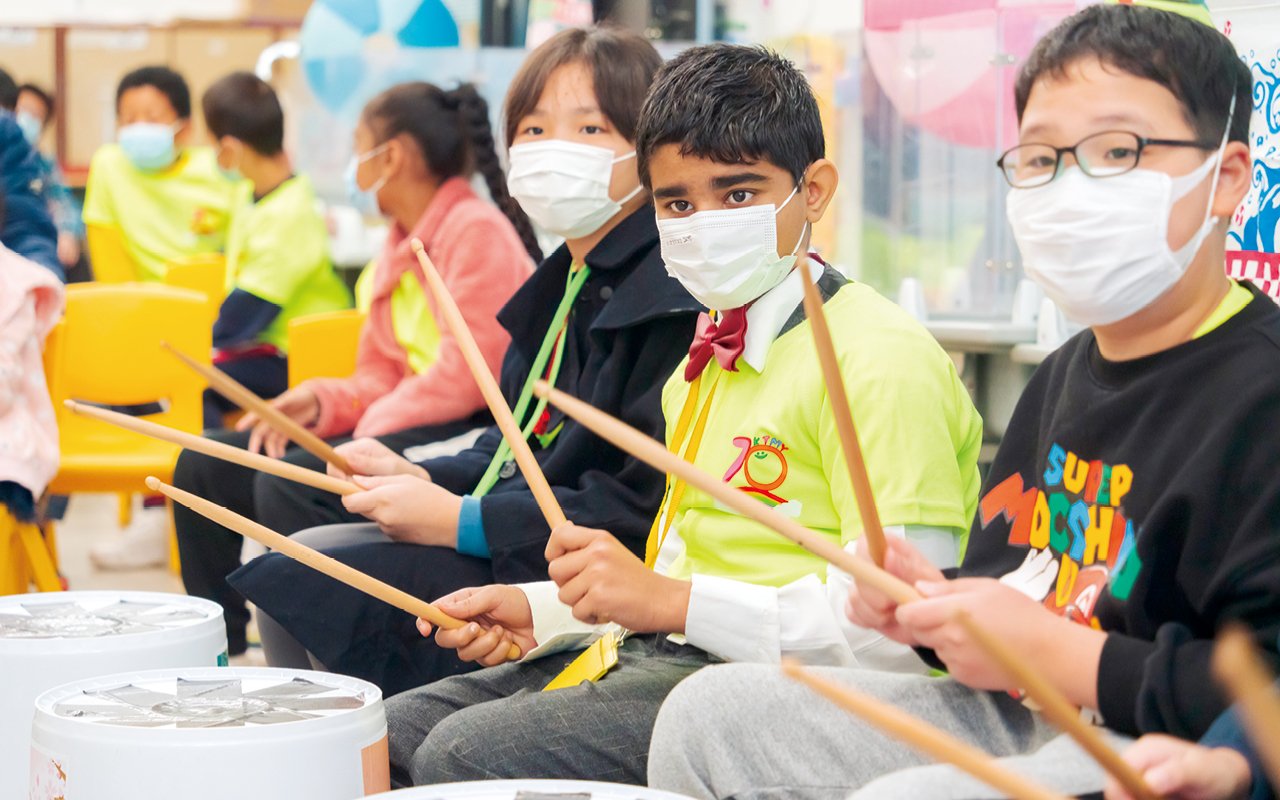 The school attaches great importance to improving students’ bilingual ability