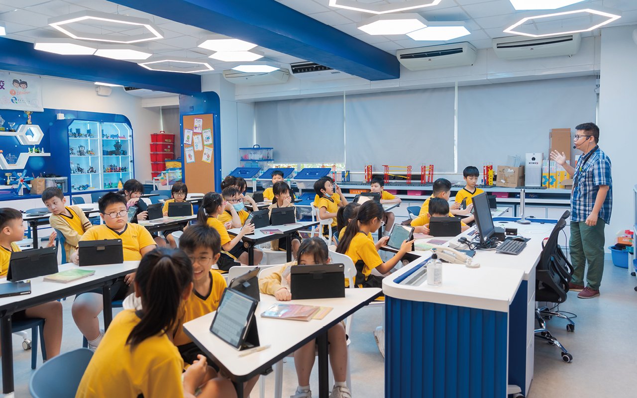 The school is committed to promoting STEM education and improving students’ effectiveness in learning science, technology and mathematics.