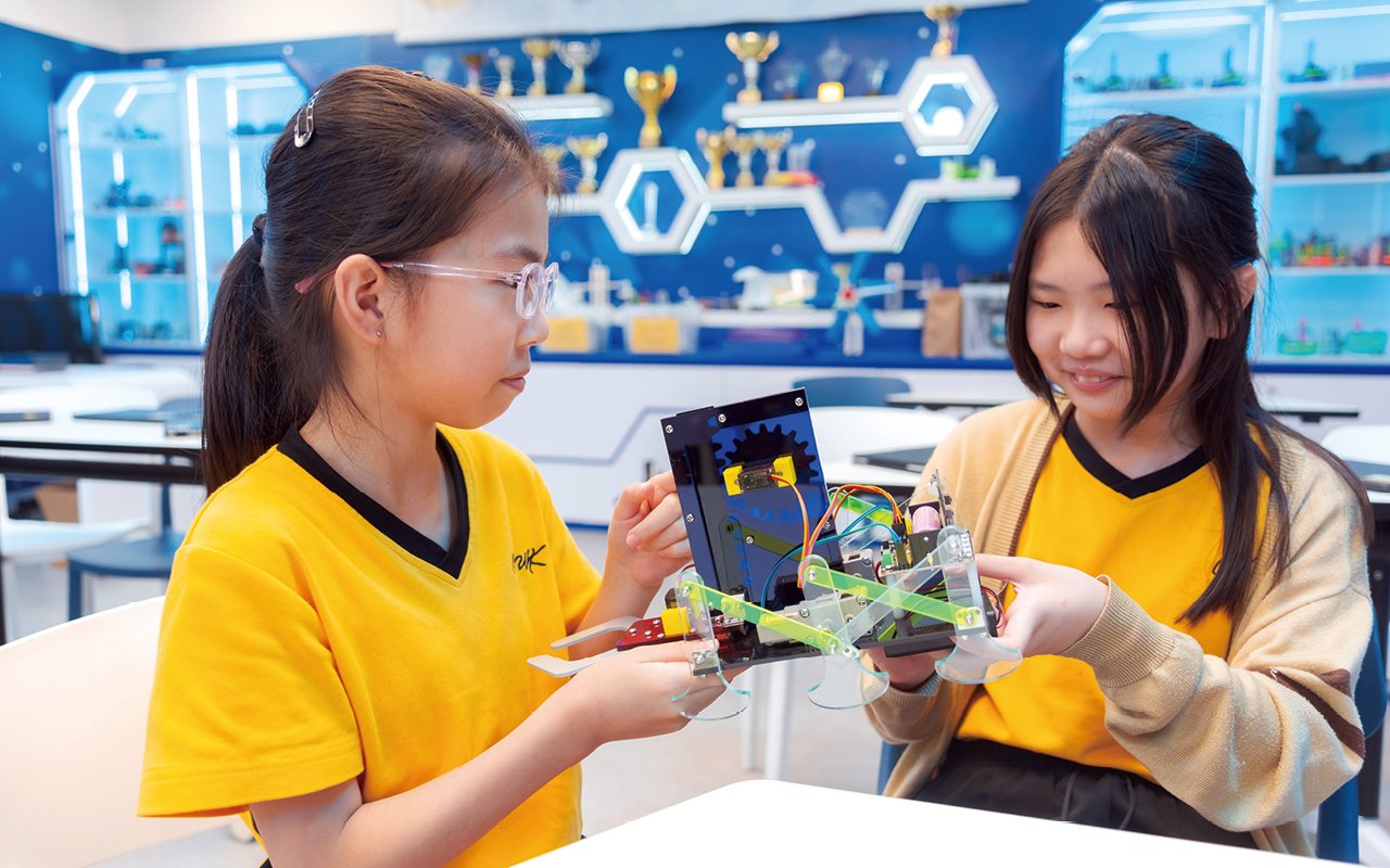 Primary One Computer Science begins to incorporate STEM thinking training elements