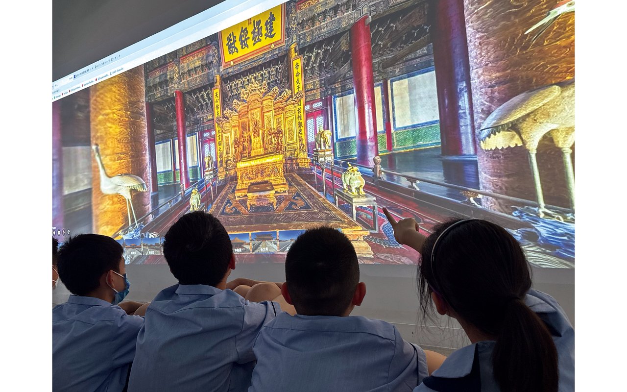The school uses ultra-wide-angle projectors to create an immersive learning space