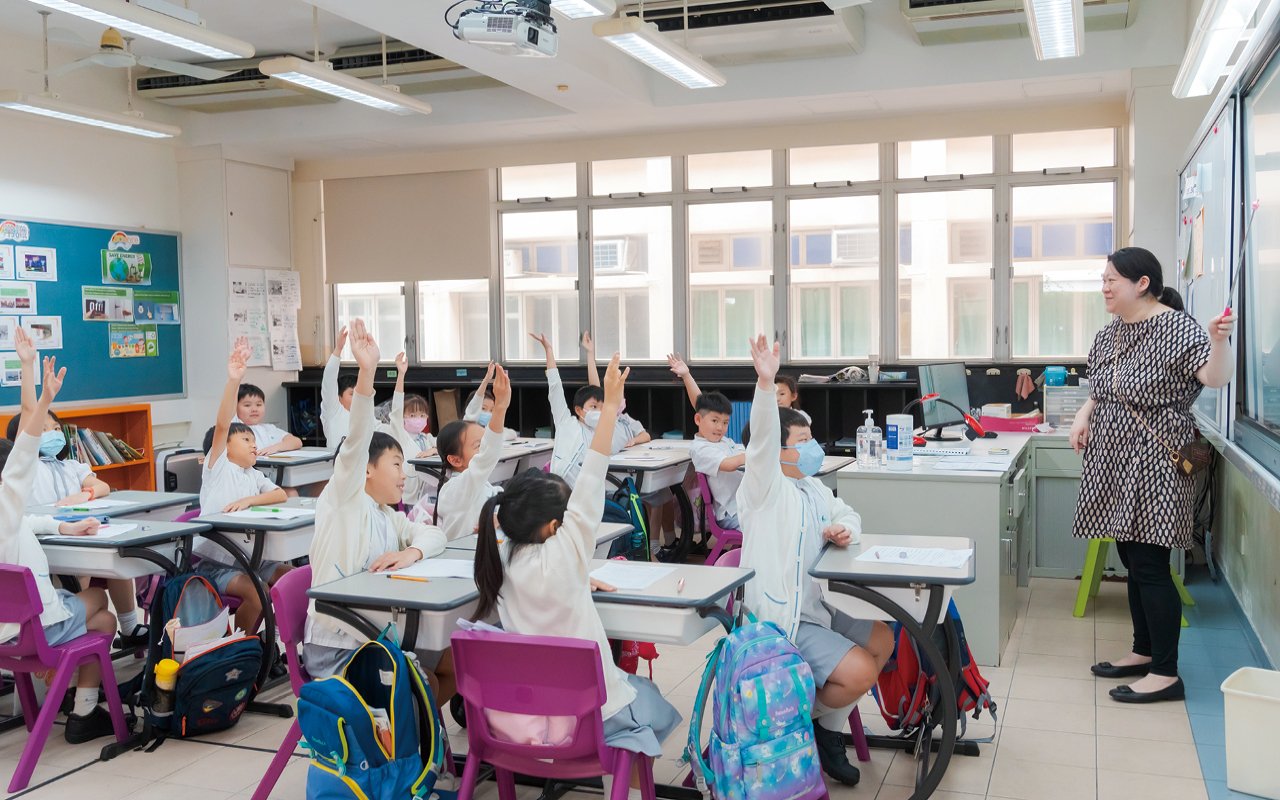 The school attaches great importance to students' biliteracy and trilingual abilities and cultivates them into excellent language talents