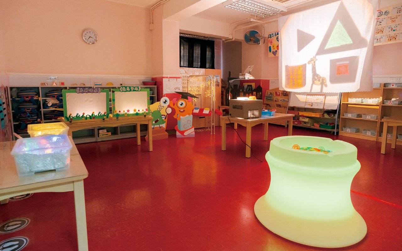 Create different tactile experiences and train children’s hand-eye coordination