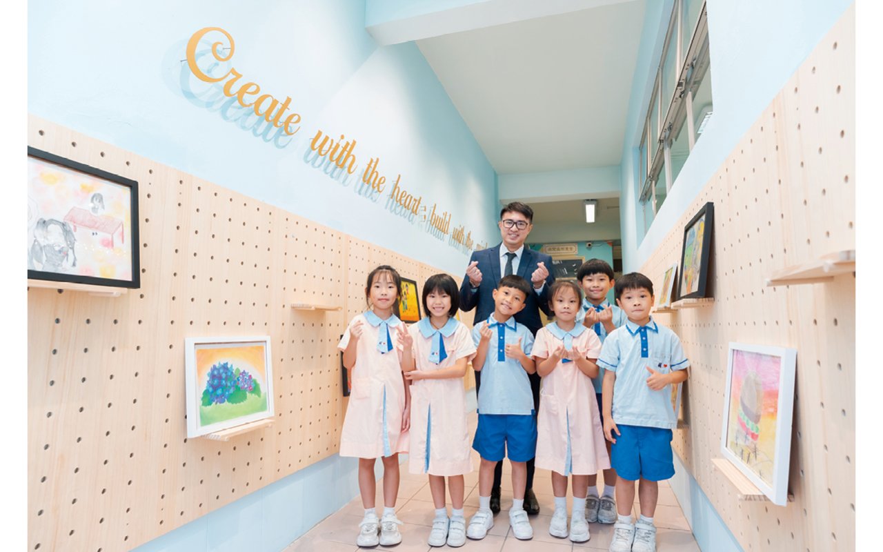 Principal Zheng leads the school and all teachers and students to keep pace with the times and practice holistic education