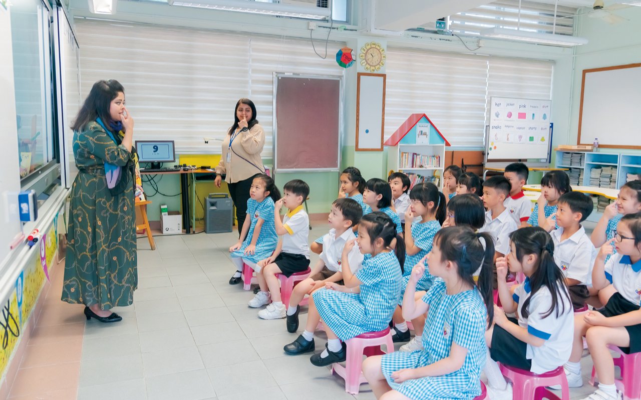 Hire foreign English teachers and arrange local teachers and teaching assistants for collaborative teaching