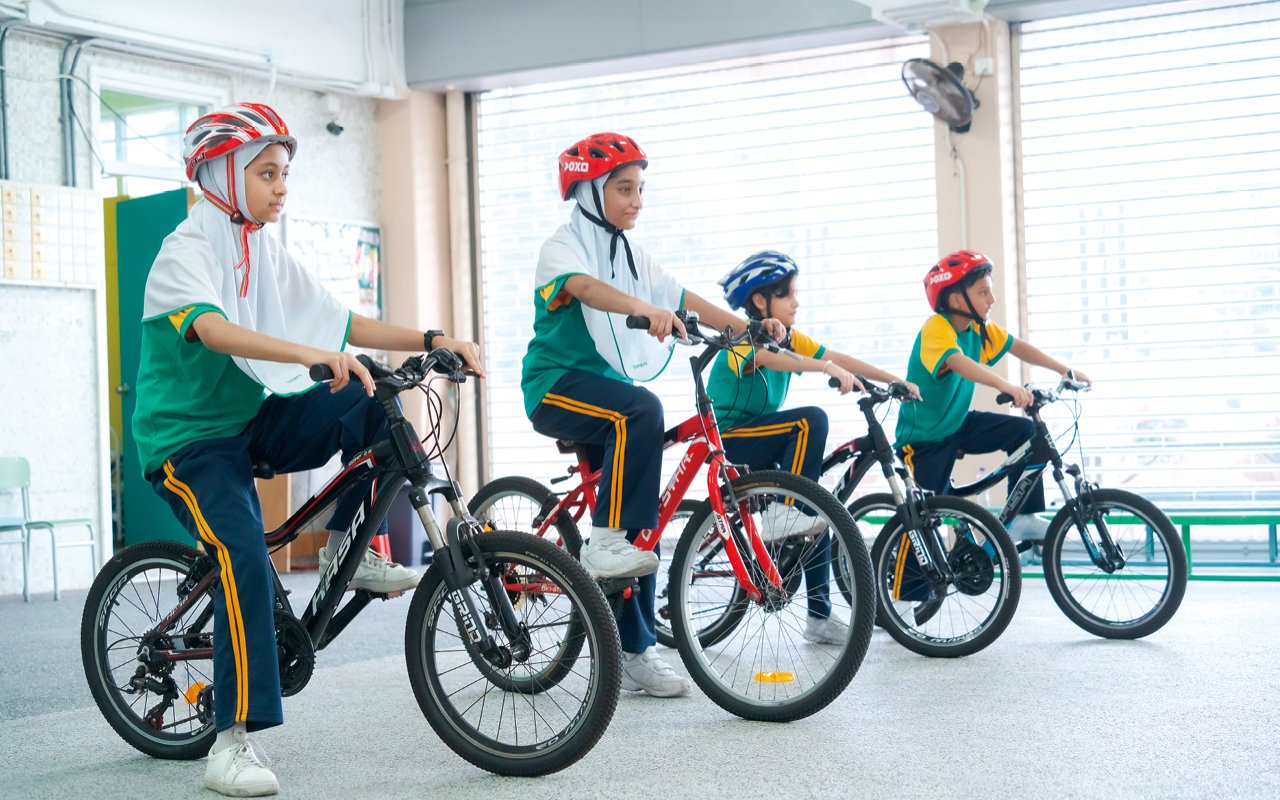 Arrange more than 20 special group activities for students to participate