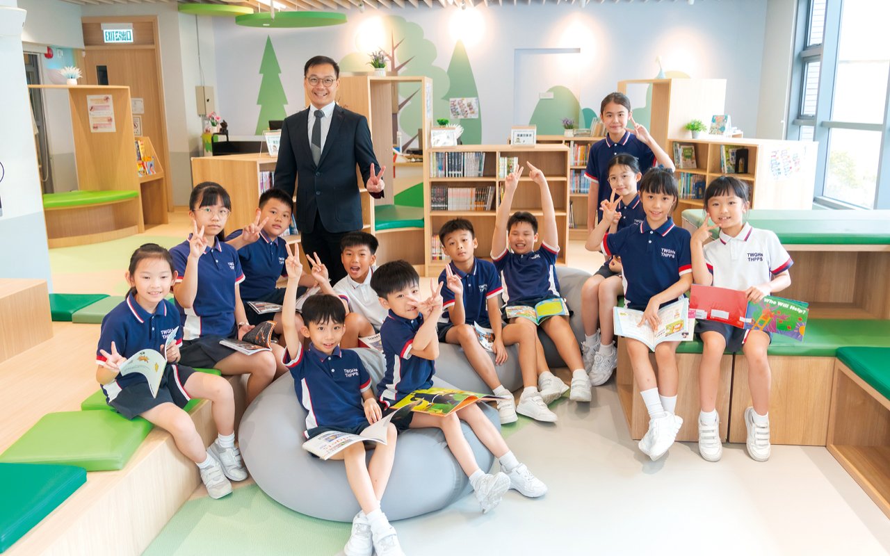 The school philosophy of "facing the world and cultivating talents"