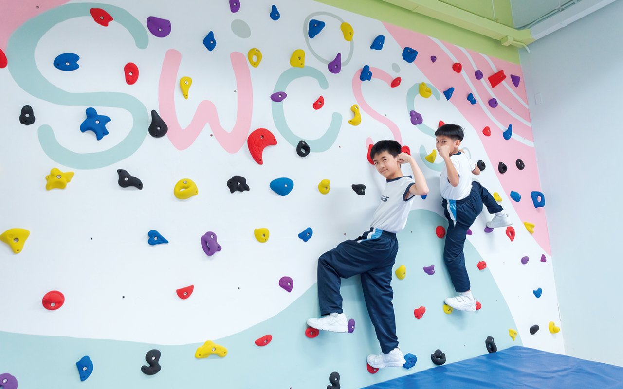 Teachers lead students to perform rock climbing activities in a safe environment