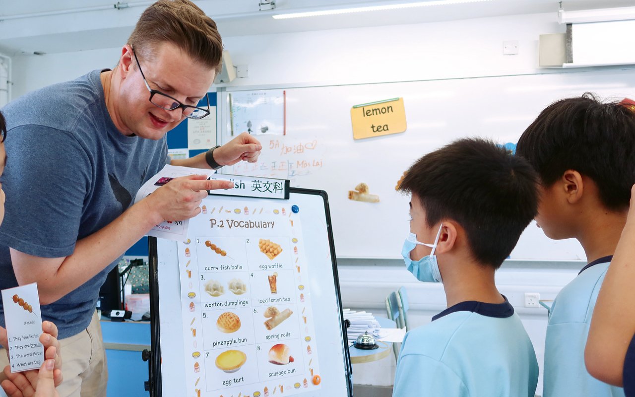Arrange foreign English teachers and local teachers for collaborative teaching