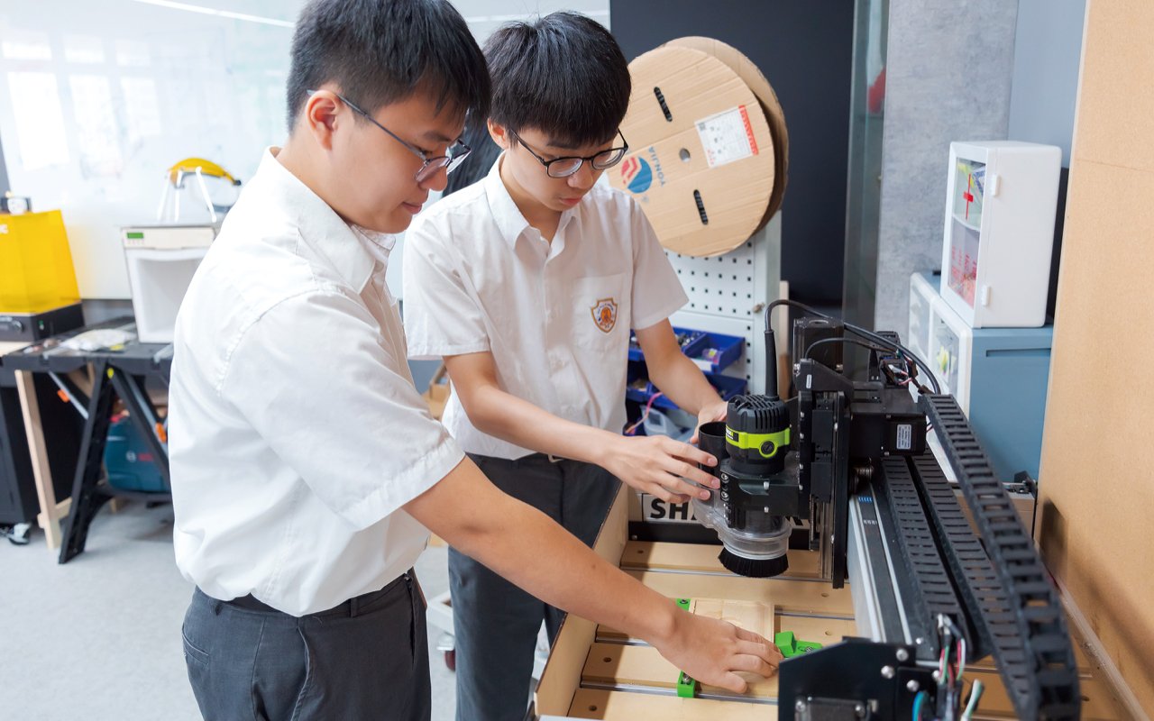 The school's secondary school and primary school maintain close communication