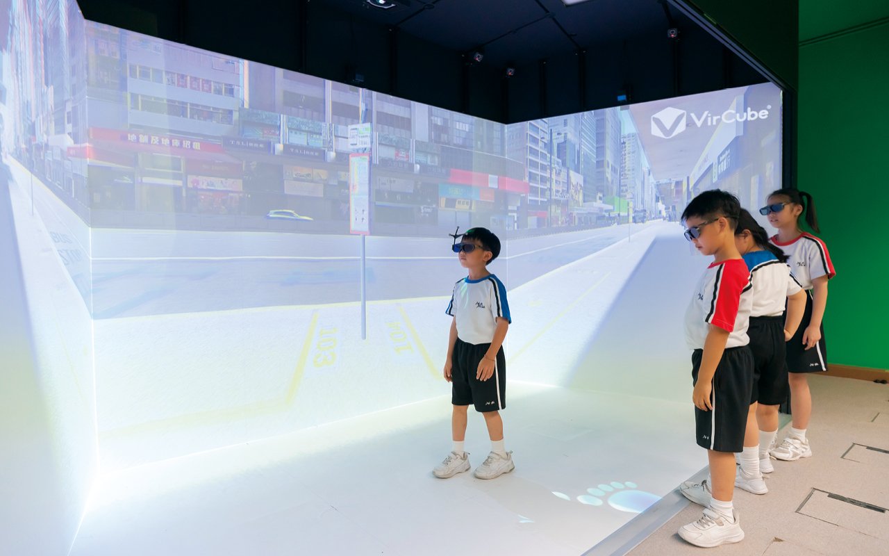 The school is committed to cultivating students’ innovation and inquiry spirit