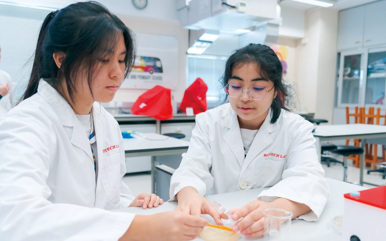Encourage students to participate in various types of science and technology competitions and practice subject knowledge