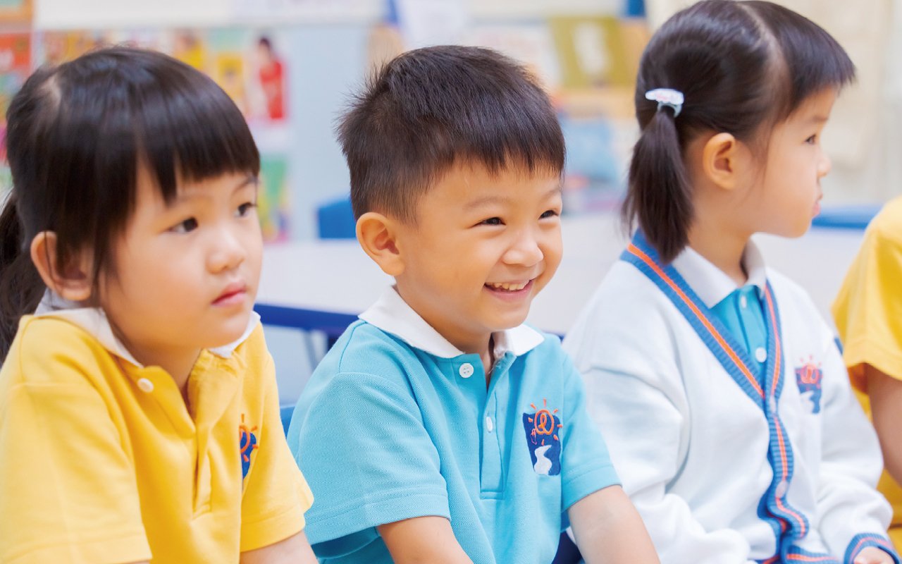Students learn English vividly