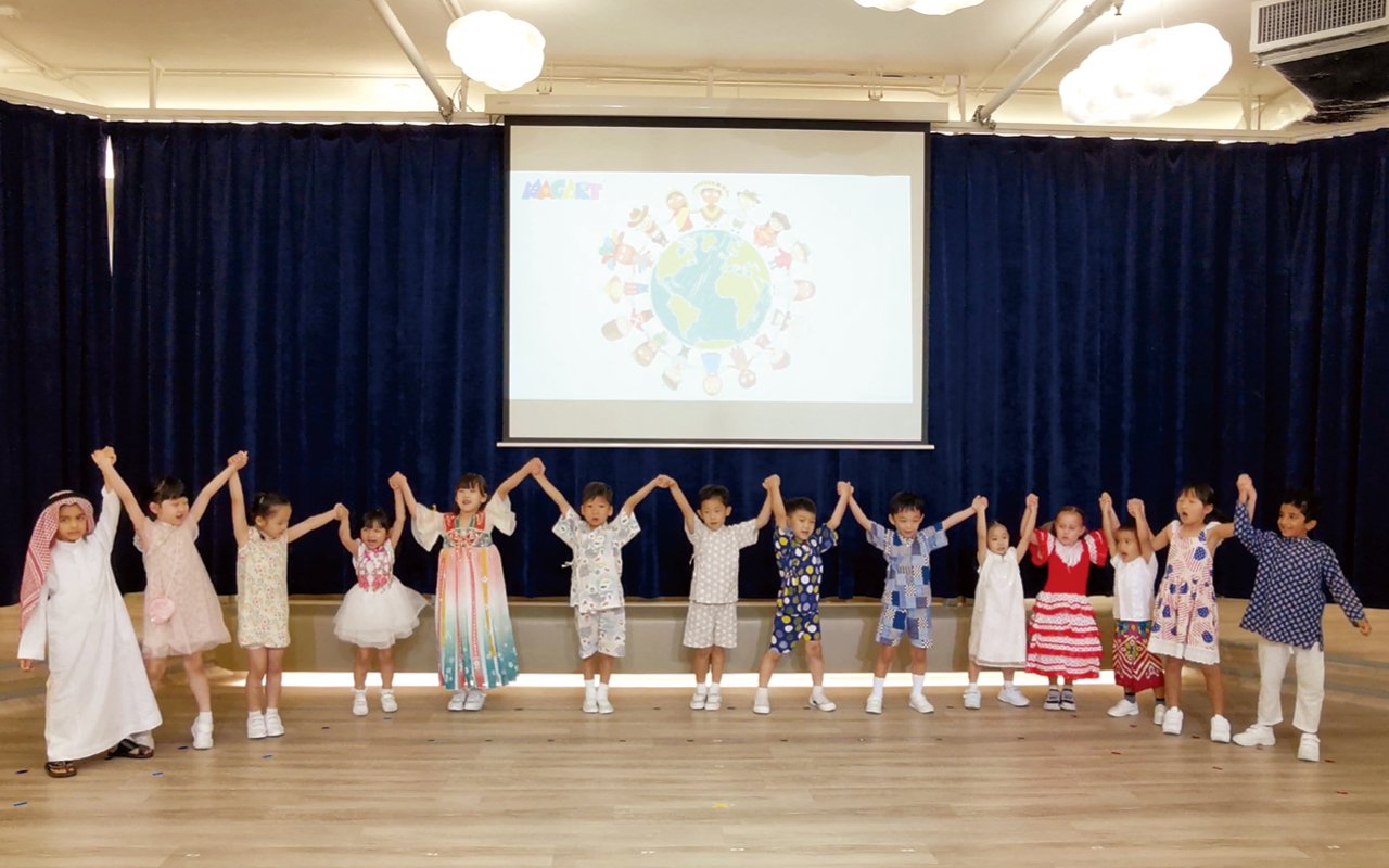 Good English context to promote multicultural integration