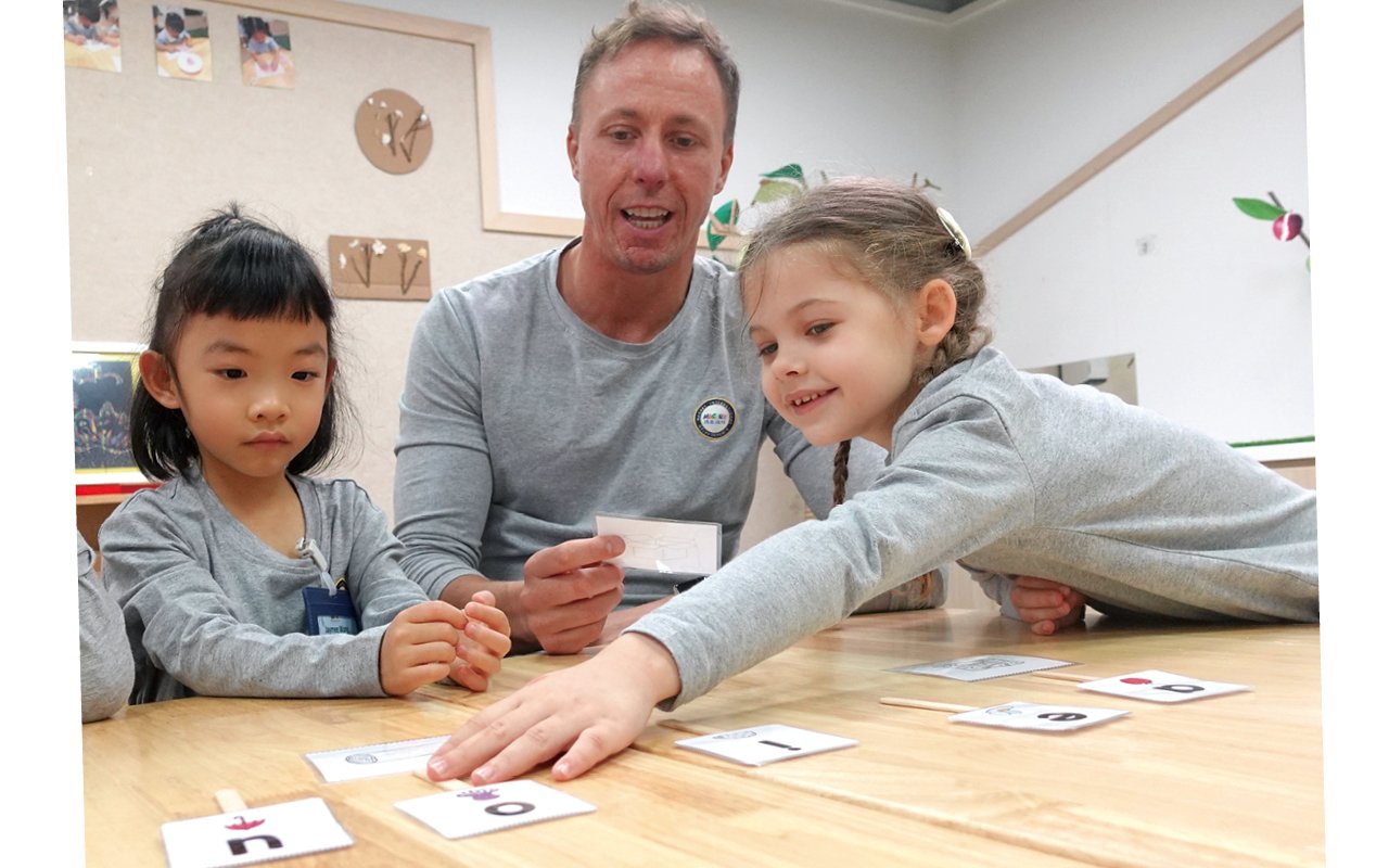 Train children’s bilingual expression ability
