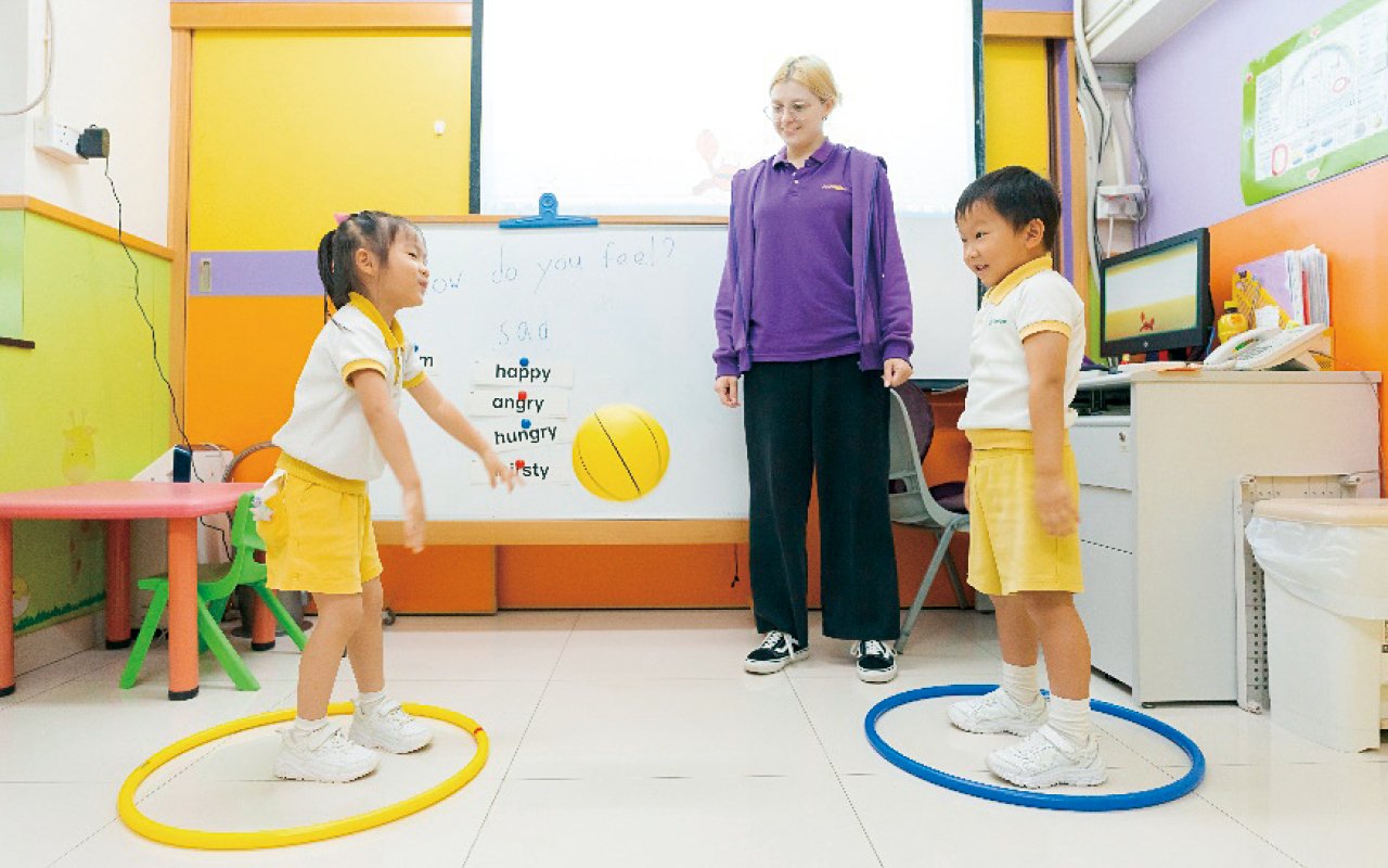 Create a strong English learning atmosphere