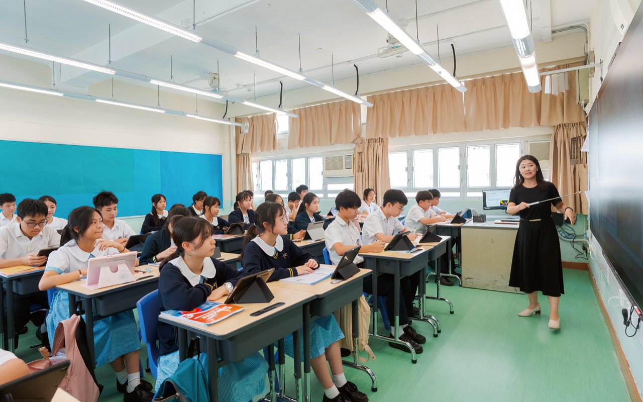The school adopts the education strategy of “top-notch, bottom-up, and middle-class”