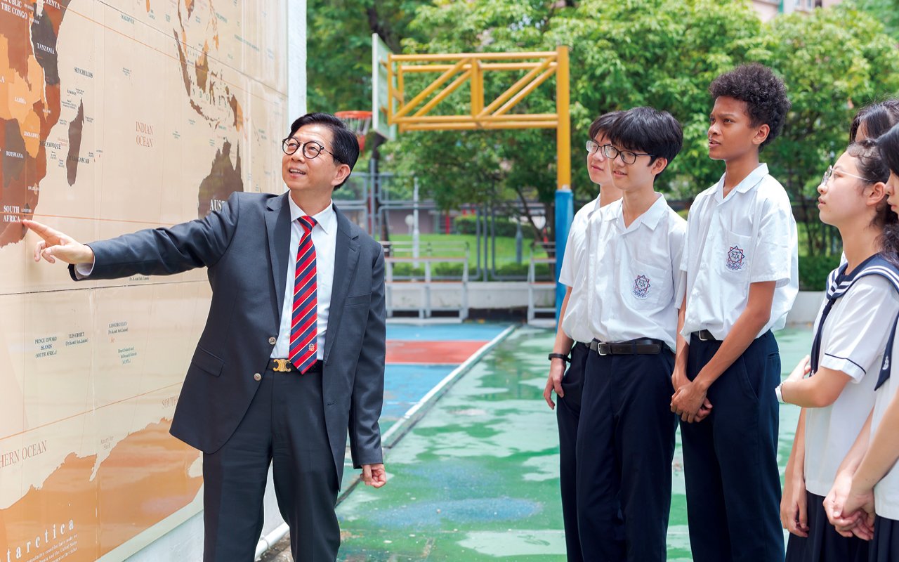 Keep pace with the times and optimize school-based curriculum