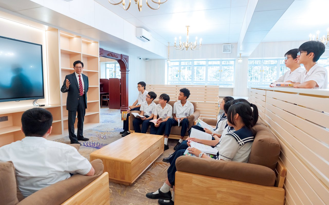 The school encourages students to try more, have more contacts, and gain more knowledge outside the classroom