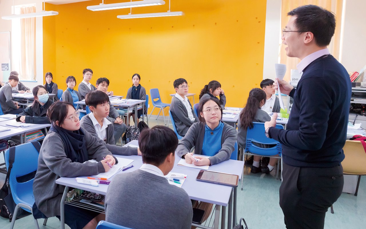 Integrating English elements into the campus environment