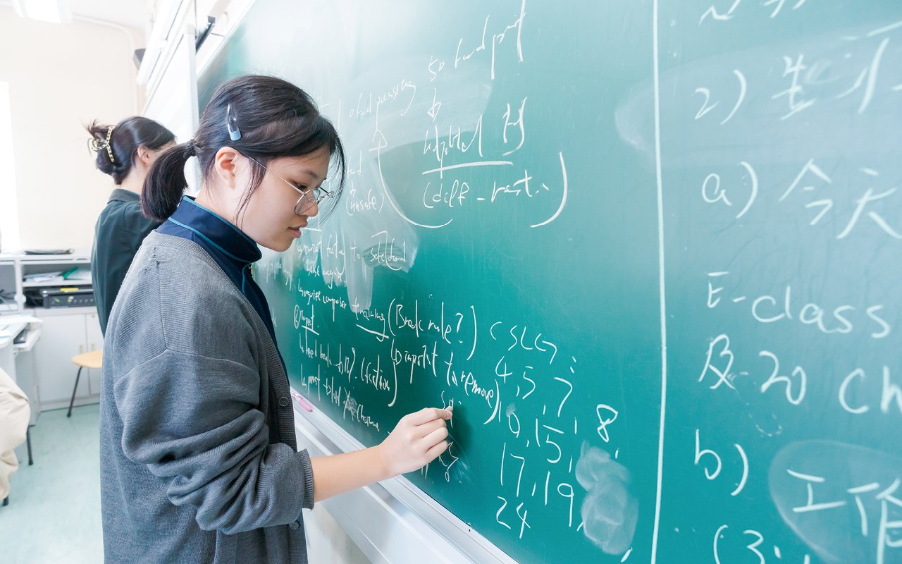 Help students learn English