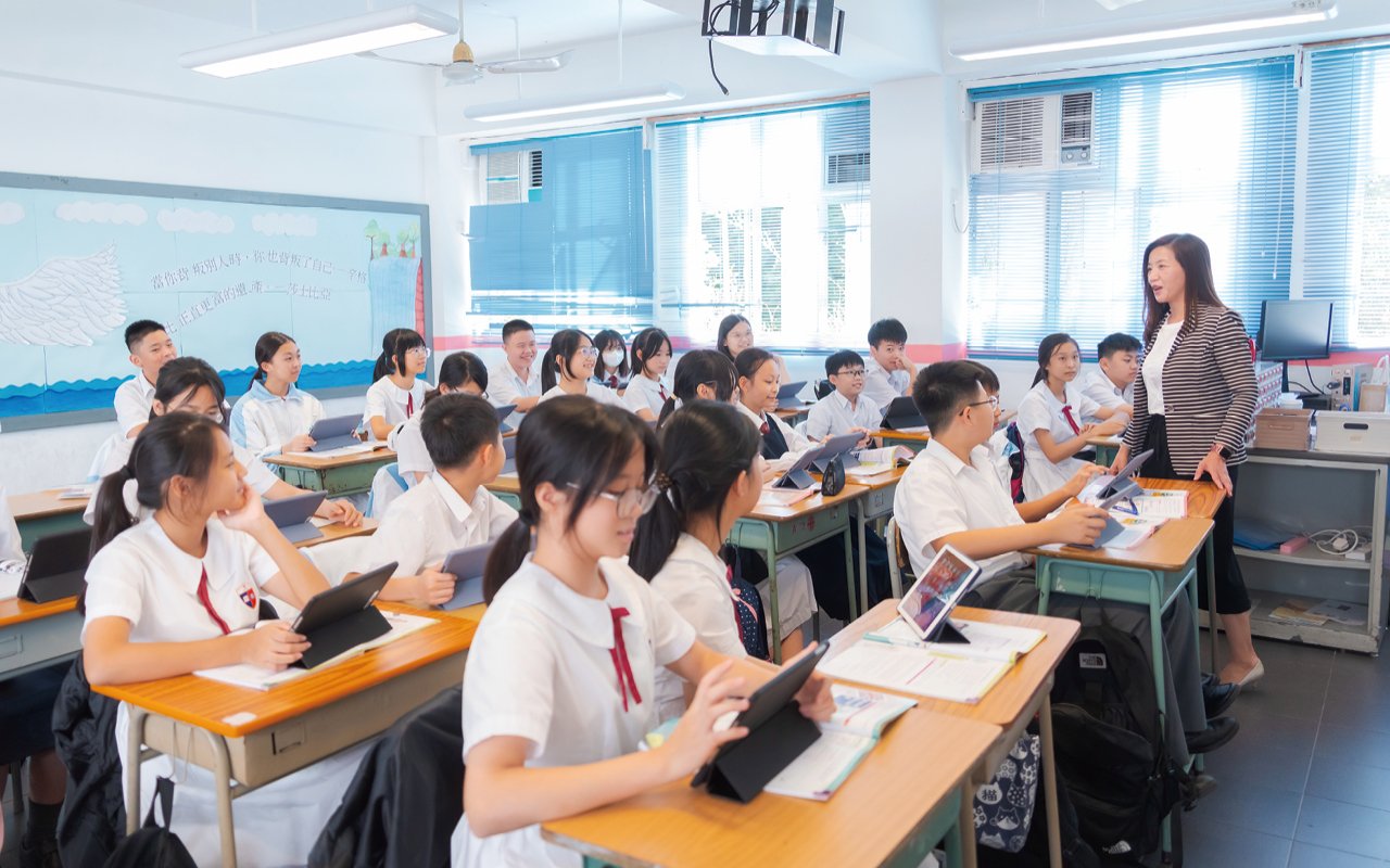Integrating English elements into campus life