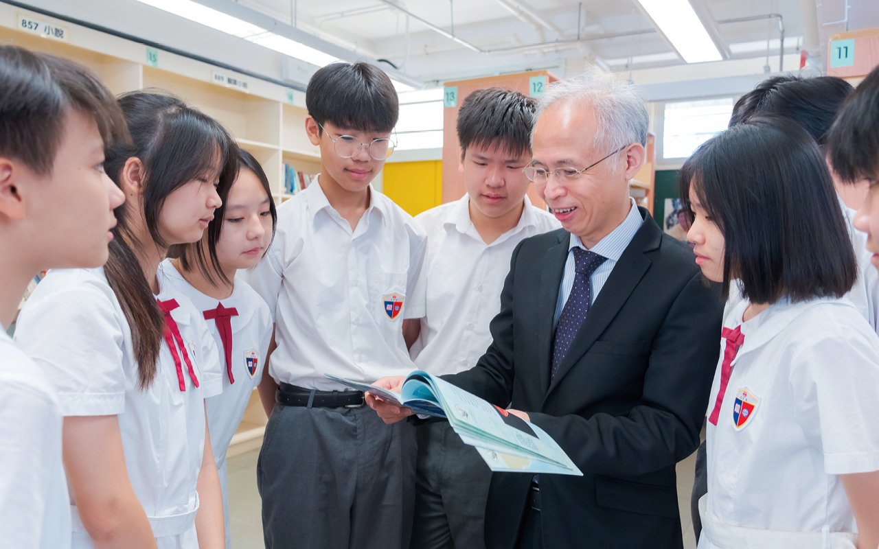 The school always adheres to a forward-looking teaching policy