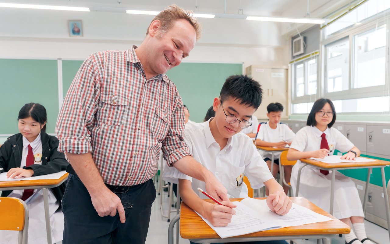 Organize activities led by foreign teachers