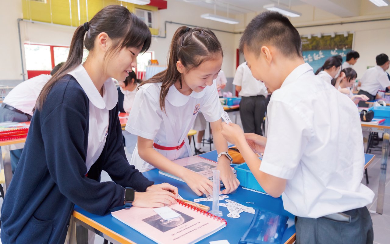 The school starts from different levels and invests in English teaching resources