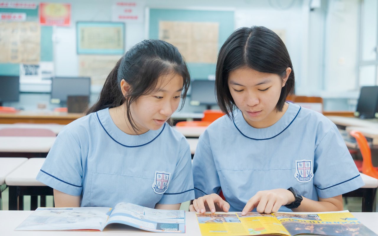 Let students gradually come into contact with and apply English