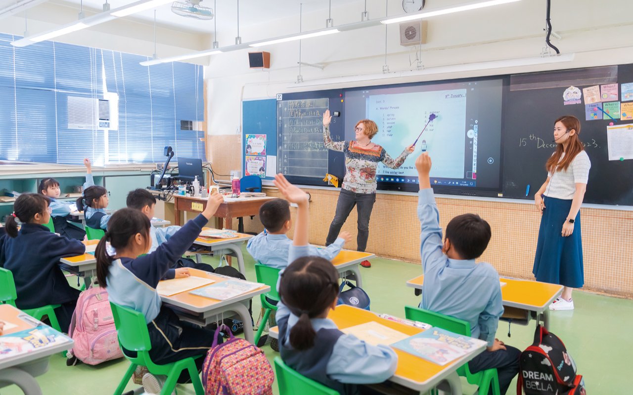 The school actively organizes various English learning activities