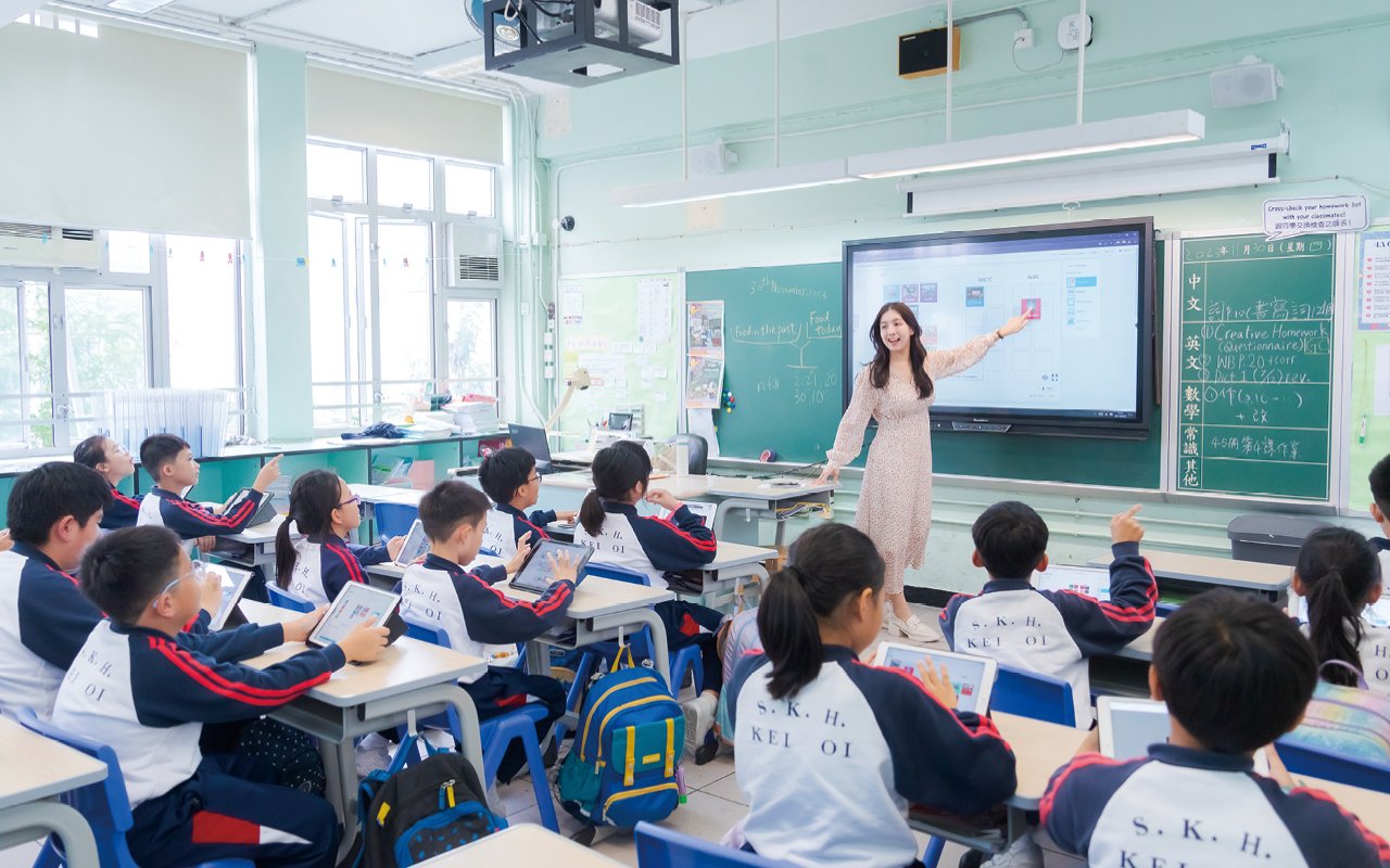 The school carefully designs school-based English courses