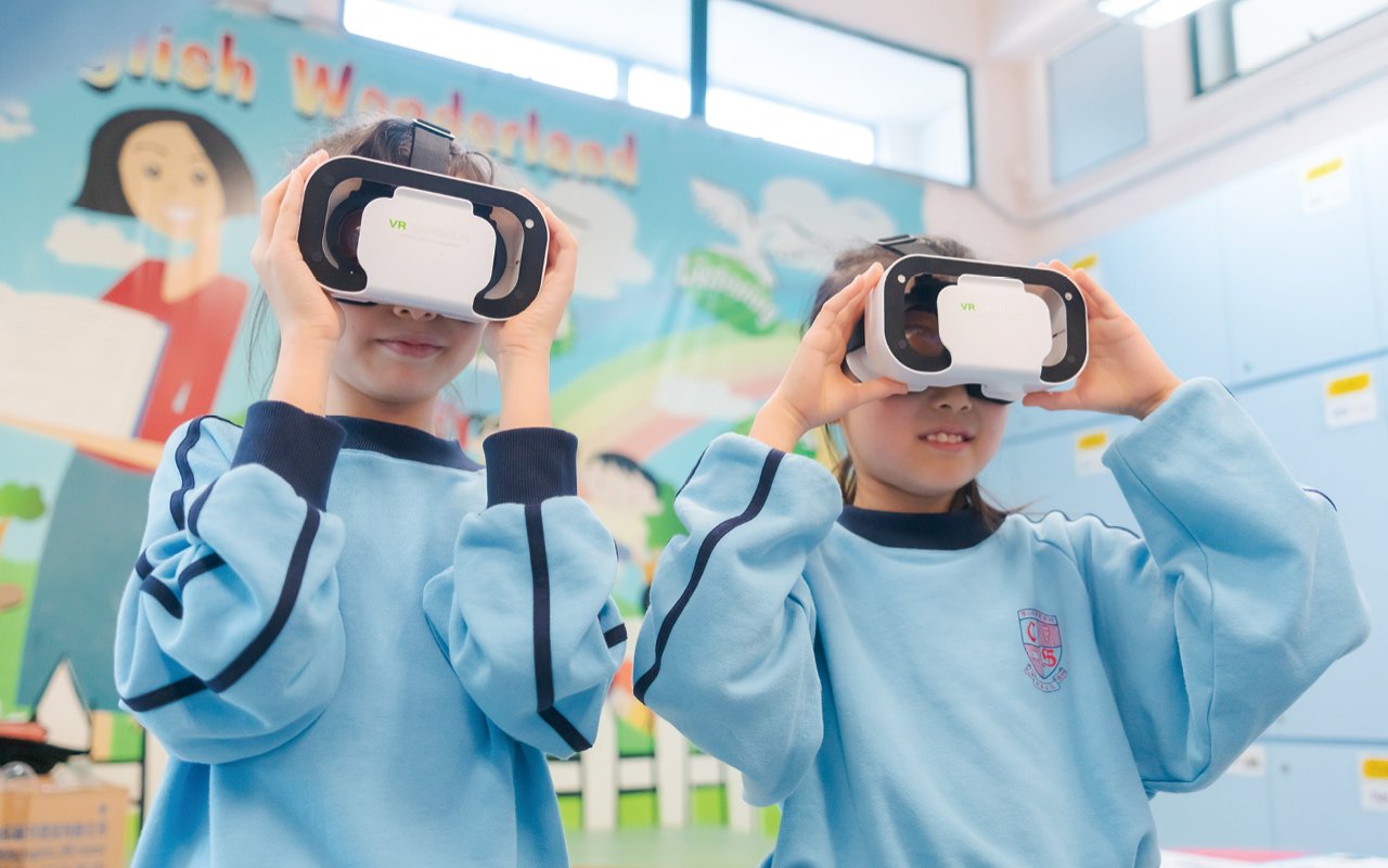 Through VR virtual reality technology, students can experience and write at the same time