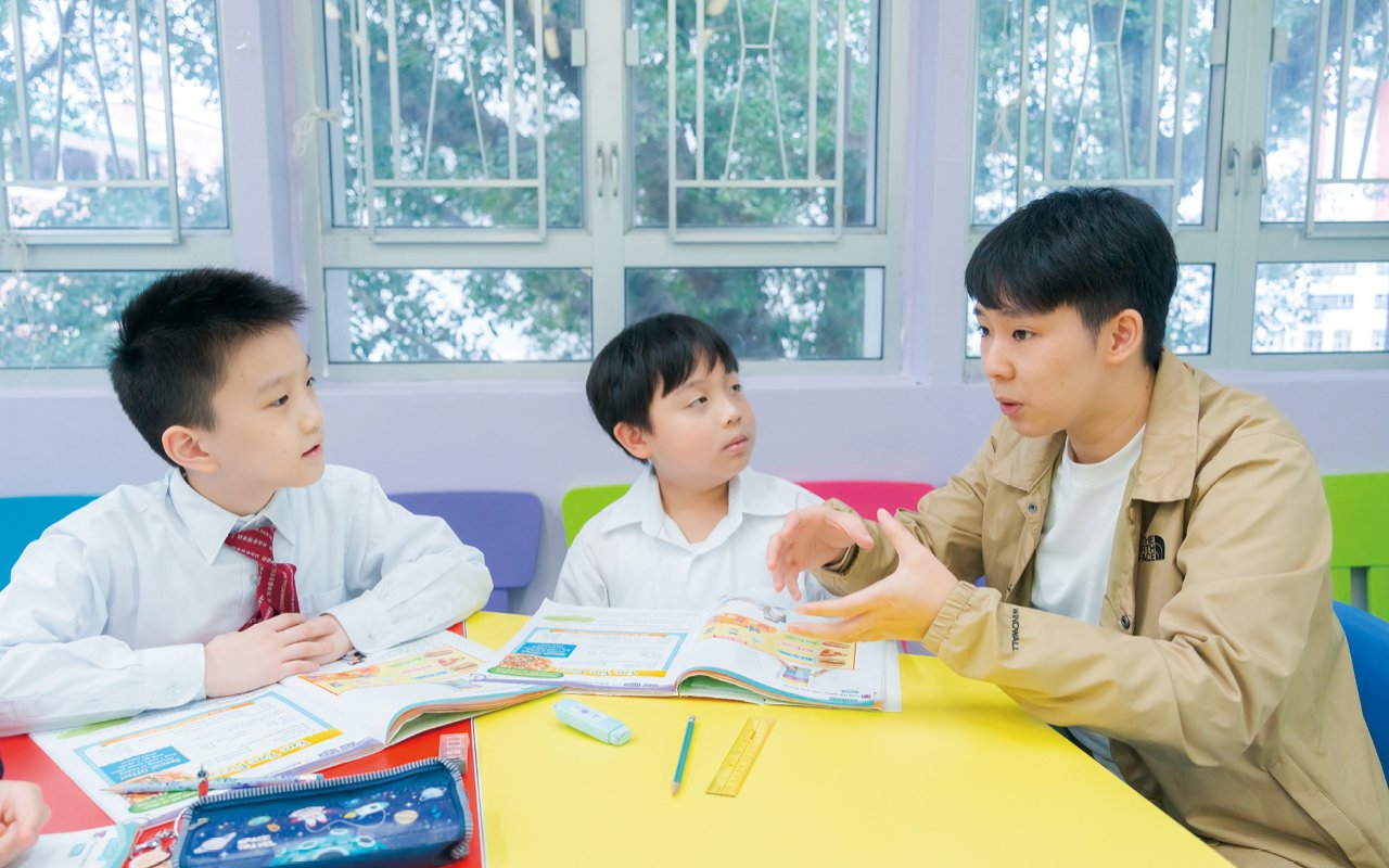 The school places great emphasis on cultivating students’ reading habits
