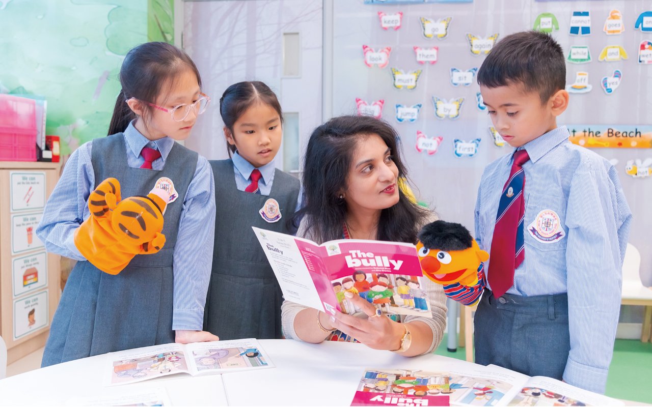 Foreign English teachers teach students in pure English