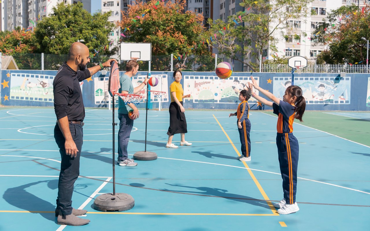 The school breaks through the curriculum framework and arranges various types of interesting English extracurricular activities for students, so that students can have a happy attitude and learn in the strong English context created by the school.