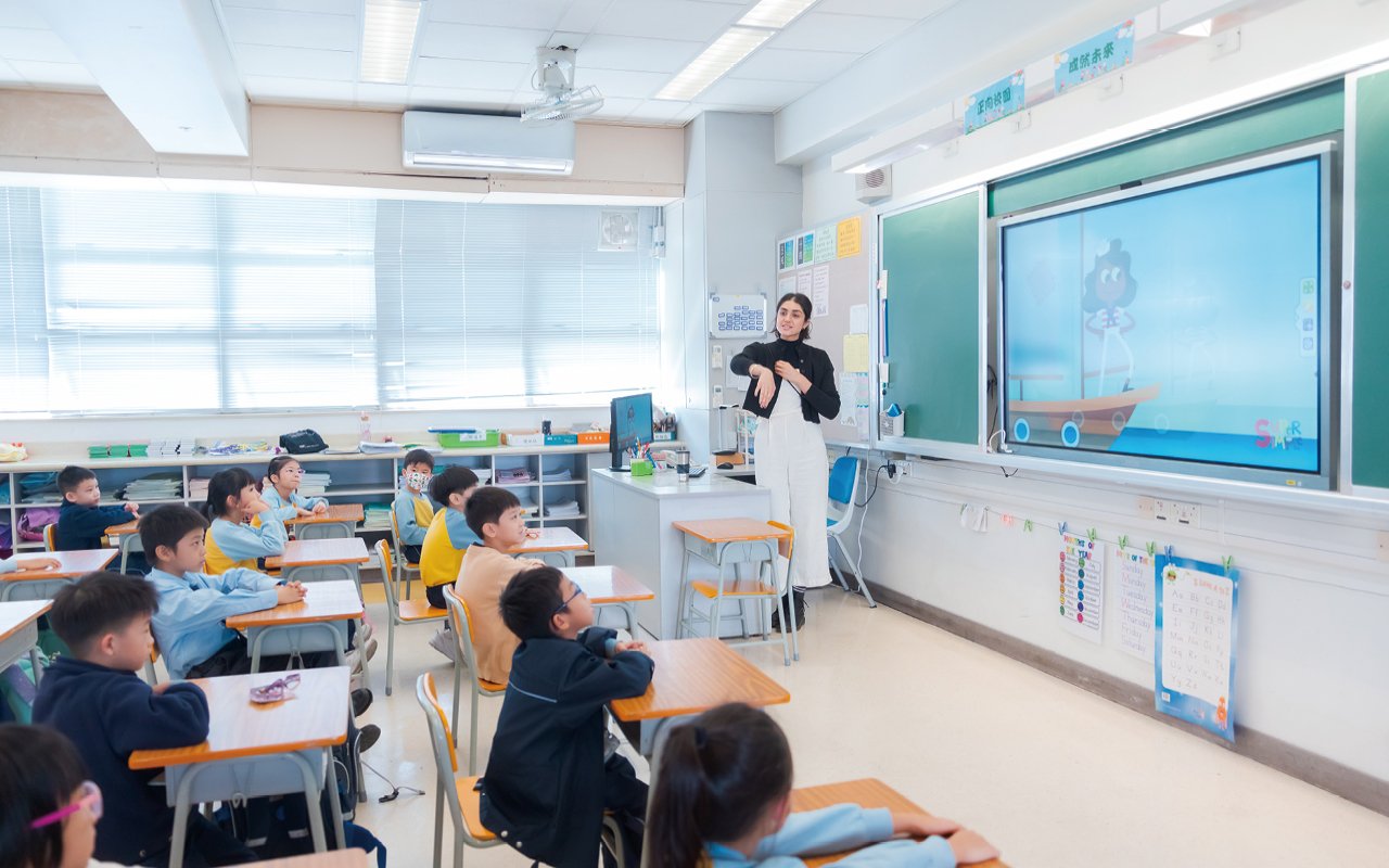 In terms of English teaching planning, the school focuses on the "golden period" of students' language development, and inspires students' language potential and creative thinking development by designing unique school-based courses.