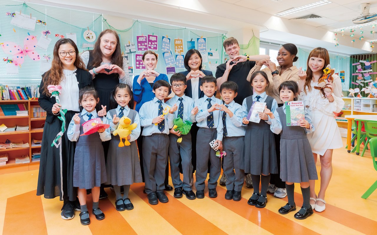 Principal Liu Liqing has rich English teaching experience and is well aware of the importance and know-how of learning English. She leads the teaching team to actively strengthen English education.