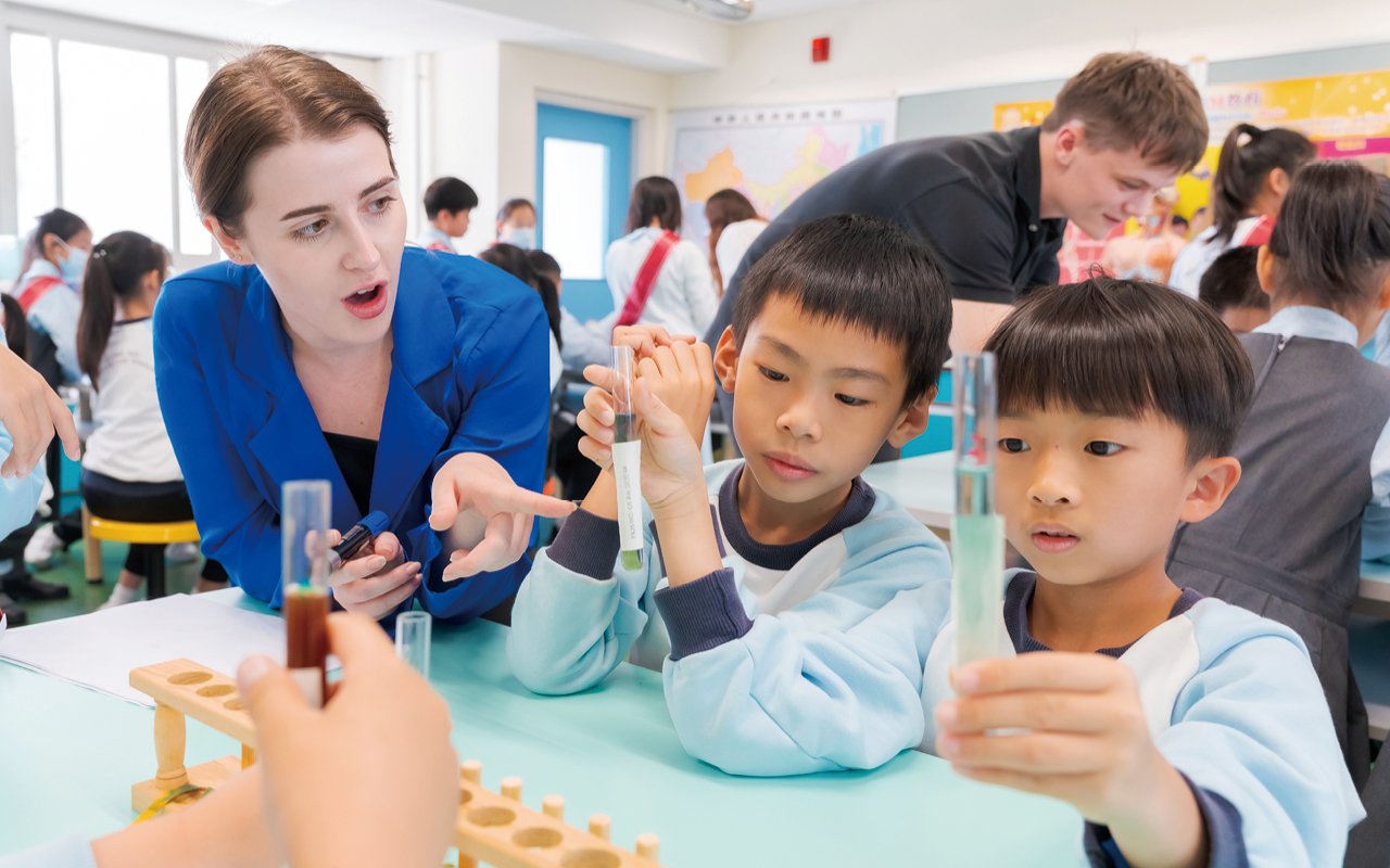 The school invests a lot of resources to improve the quality of teachers. Therefore, the school has 4 foreign English teachers/English teaching assistants to build a professional teaching team and create an international English learning atmosphere.