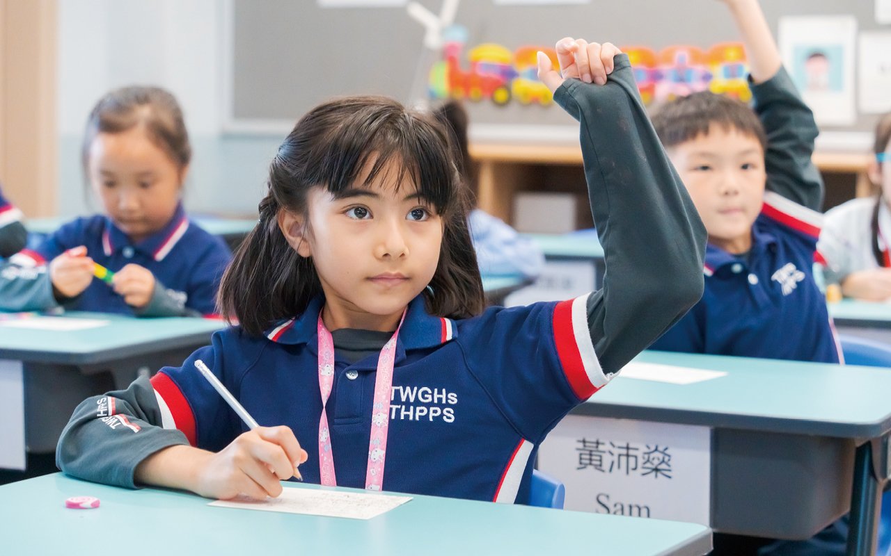 Principal Jian understands that a good language environment plays a key role in students learning English, so he specially builds the campus into an English-based learning environment.