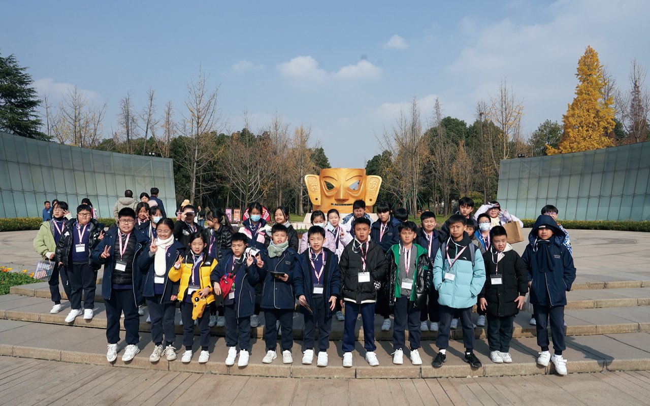 The school integrates global citizenship courses and travel courses into the school-based curriculum, arranging students to travel, visit, and go to various parts of the world for overseas exchanges, allowing students to experience different cultures.