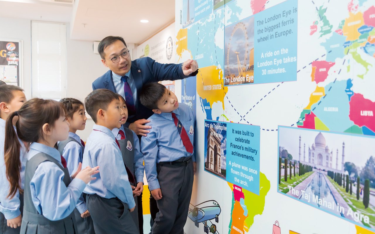The school also considers that English-taught courses in junior primary schools will teach some more profound topics in Chinese and English to make it easier for students to understand, gradually accumulate vocabulary, lay a solid foundation in English, and practice the concept of "facing the world and cultivating talents" to help students become international talents.
