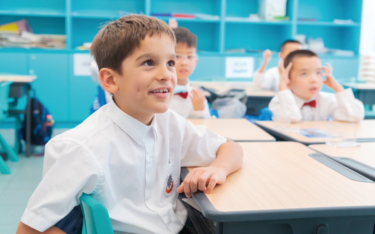 In order to help students explore their potential, the school attaches great importance to cultivating reading and information literacy, and expects students to become independent learners.