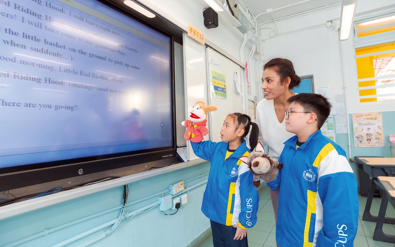 Considering that students are afraid of too much text and resist reading, the principal specially purchased three-dimensional books and introduced electronic tools such as VR and AR books to allow them to listen to the content.