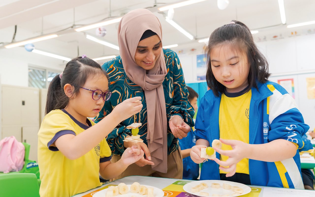 In the morning, two foreign English teachers were arranged to tell stories in the classroom. During the reading class, teachers and students read together to cultivate reading habits.