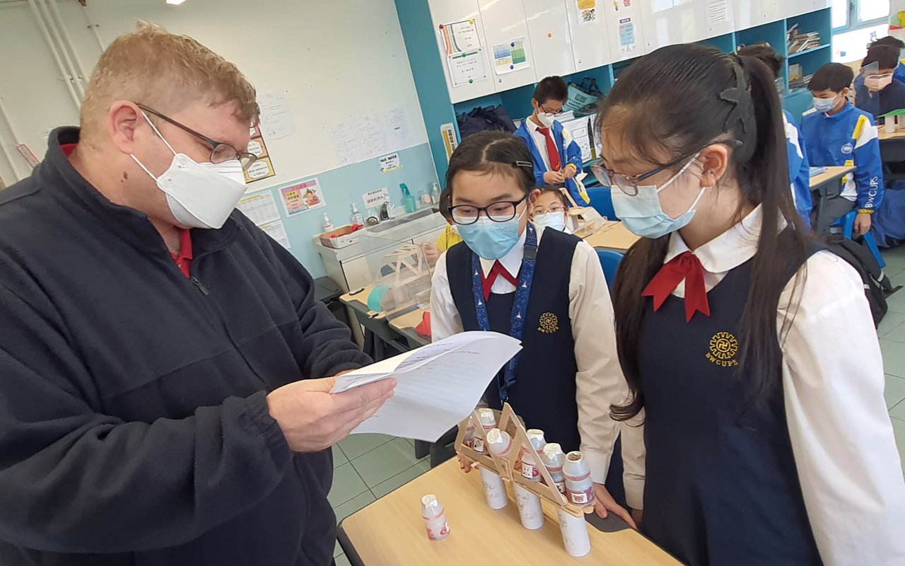 In the morning, two foreign English teachers were arranged to tell stories in the classroom. During the reading class, teachers and students read together to cultivate reading habits.