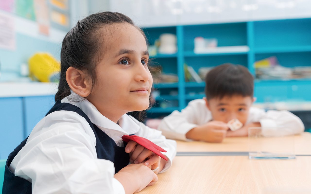 The school actively promotes cross-curricular reading, connects English with other subjects, conducts theme-based teaching, and encourages students to apply what they have learned.