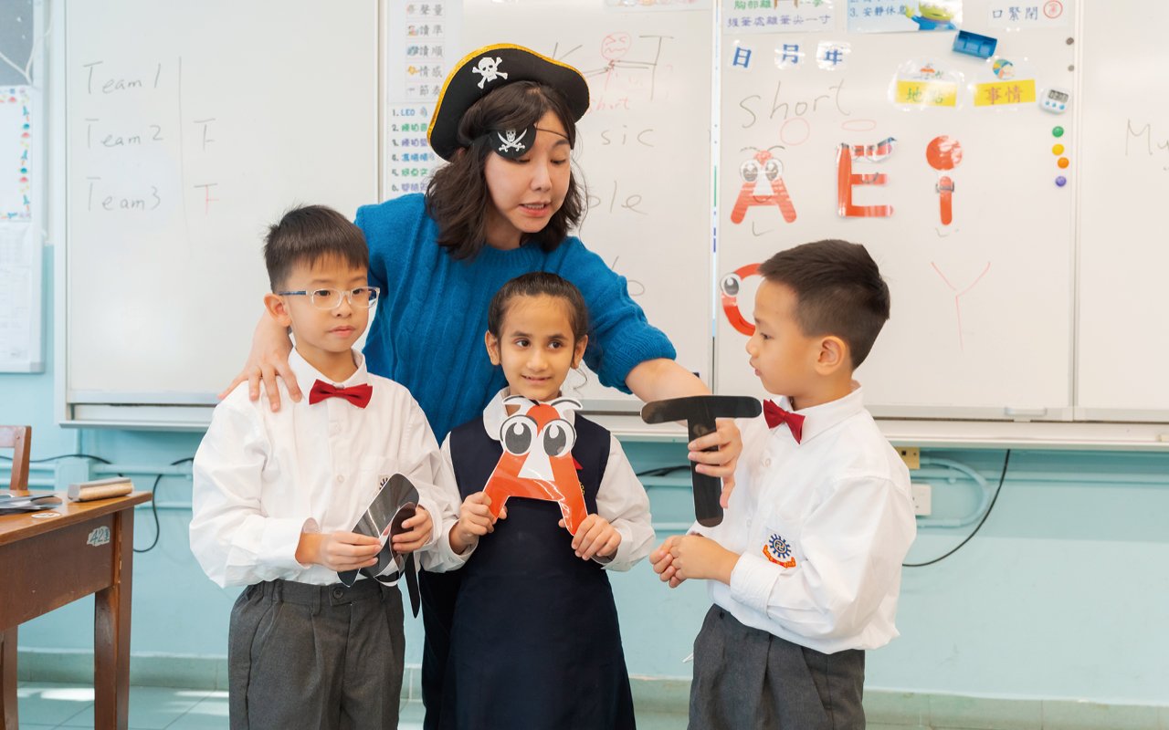 In order to increase students' engagement in learning English, the school specially held an English day to create an atmosphere of enjoyable learning English, allowing students to hold props and boarding passes, walk around in classrooms with different country themes, travel around in English, and learn about local customs.