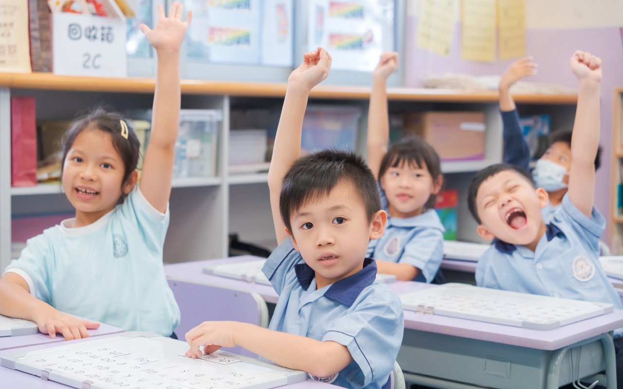 The school grasps the development trends of education, incorporates innovative curriculum design concepts, and specially designs the "5E" English teaching method, focusing on school-based curriculum and creating an English context to provide students with a rich English learning experience.